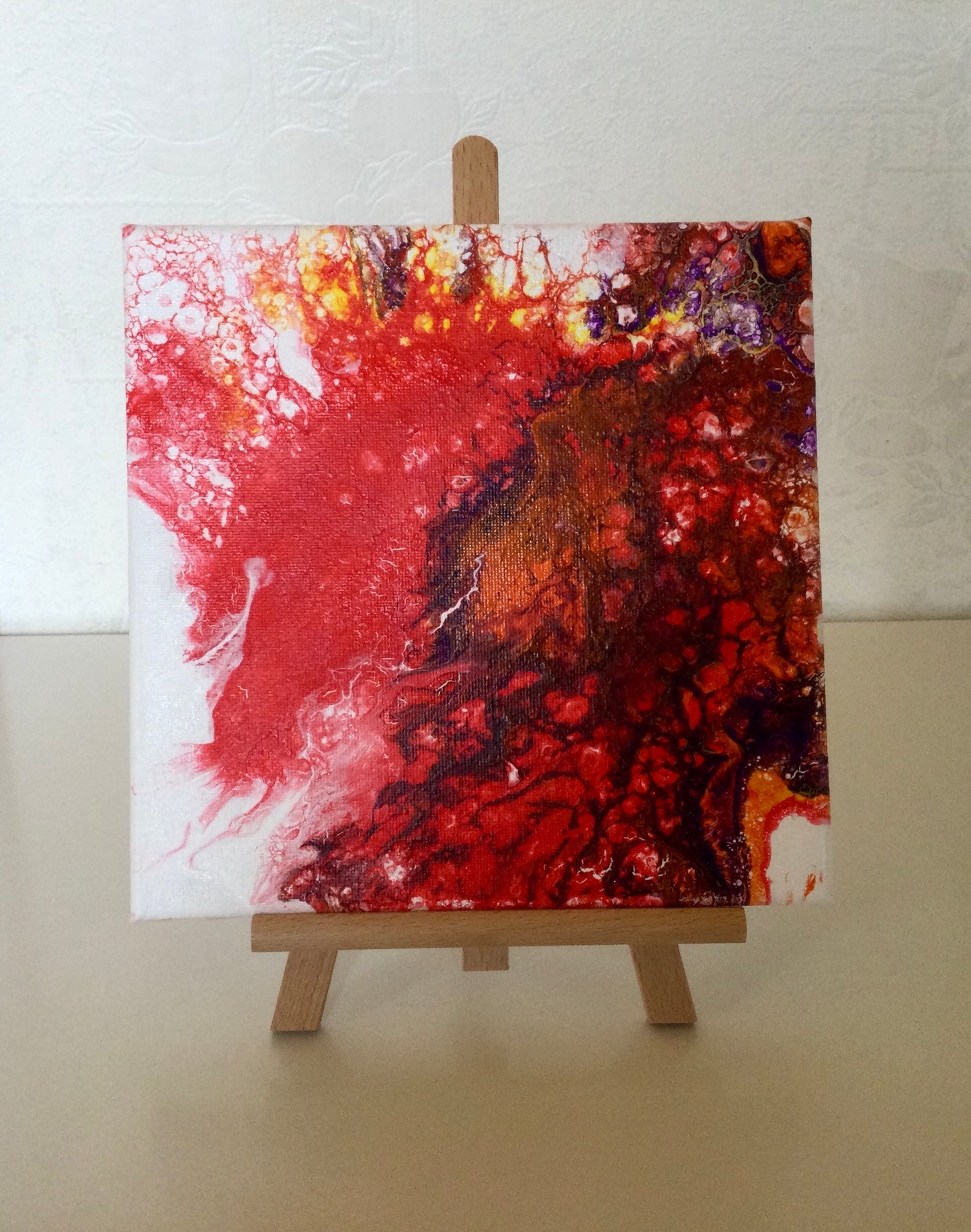 Acrylinque pouring Rouge, orange, pourpre 20x20 sur chevalet