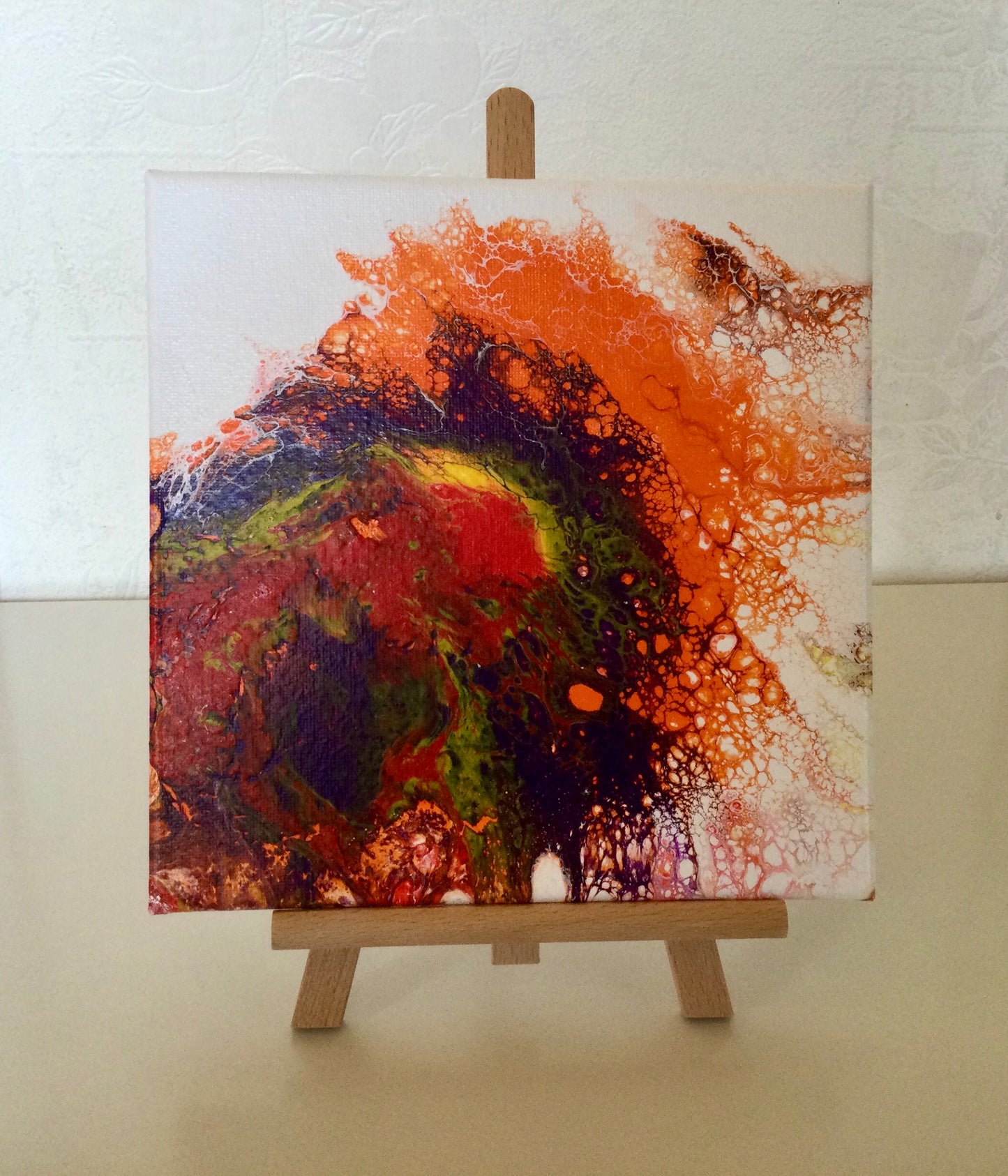 Acrylinque pouring Orange, pourpre, rouge 20x20 sur chevalet