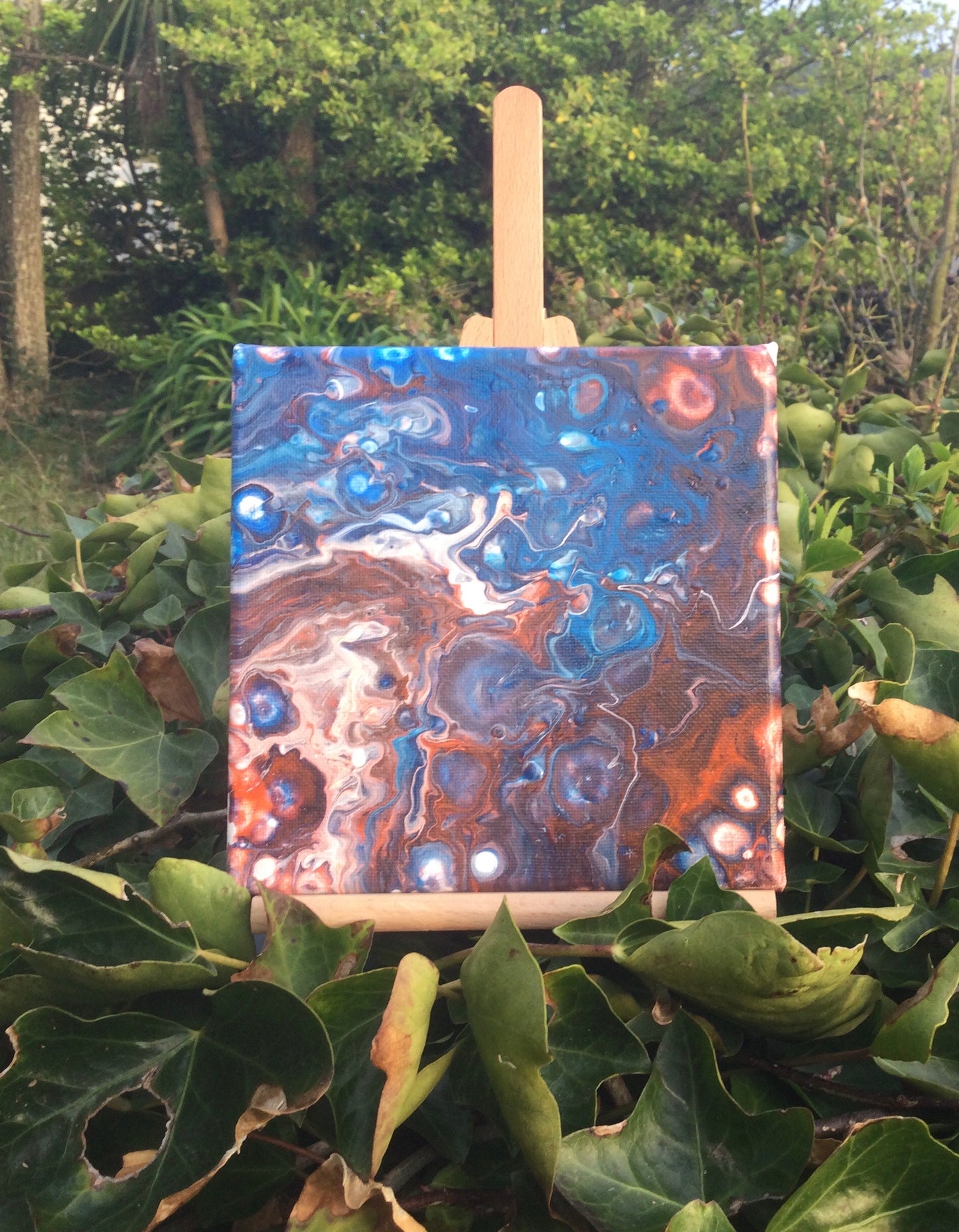 Acrylique pouring Grande marée 15x15 cm sur chevalet