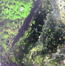 Charger l&#39;image dans la galerie, Acrylinque pouring Vert lumineux, pourpre 20x20 sur chevalet
