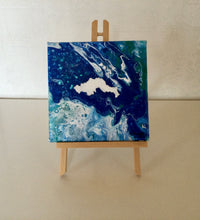 Load image into Gallery viewer, Acrylique pouring bleu blanc ile de Batz 15x15 sur chevalet
